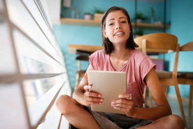 Ofiste tabletle gülümseyen güzel bir kadının portresi.