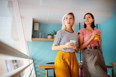 İki güzel genç bayan arkadaşın portresi.