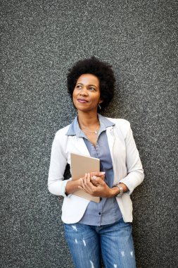 Şehirde dijital tabletli güzel bir iş kadını portresi