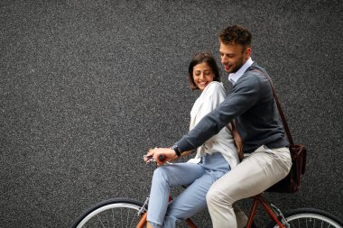 Güzel, mutlu, aşık bir çift şehirde bisiklet sürüyor, eğleniyor.