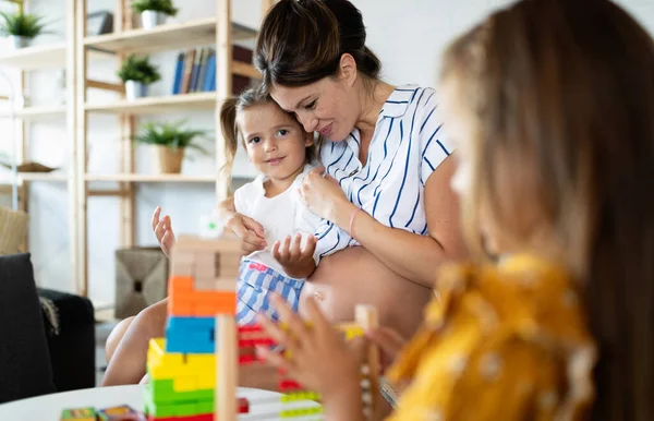 Gelukkig Jong Gezin Met Plezier Thuis — Stockfoto