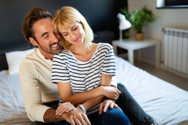 Mutlu çift evde gerçek duygularla kucaklaşıp kaynaşıyor.