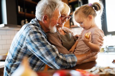 Torunlarıyla oynayıp eğlenen mutlu dedeler.