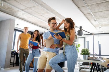 Mutlu bir grup genç öğrenci, birlikte okuyan arkadaşlar.