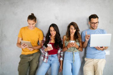 Eğitim, teknoloji ve insan kavramı. Dijital aygıtlar kullanan mutlu öğrenci grubu