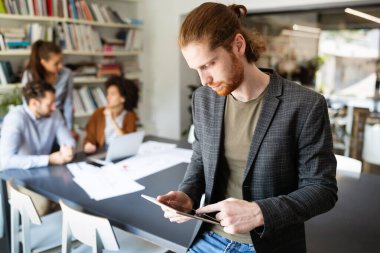 Ofisteki projede işbirliği yapan bir grup iş adamı.