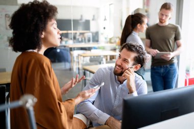 Yazılım mühendisleri şirkette proje ve programlama üzerinde çalışan insanlar