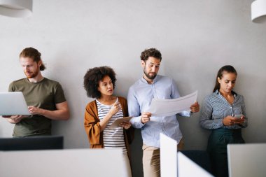 Yazılım mühendisleri şirkette proje ve programlama üzerinde çalışan insanlar