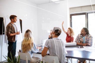 Başarılı iş adamları grubu, ofiste çalışan tasarımcılar.
