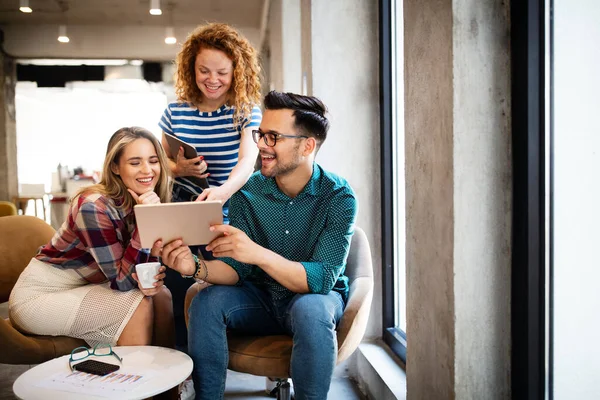 Groupe Gens Affaires Concepteurs Développeurs Logiciels Travaillant Équipe Bureau — Photo