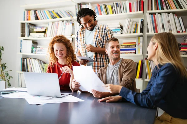 Vellykket Gruppe Forretningsfolk Designere Embetet – stockfoto