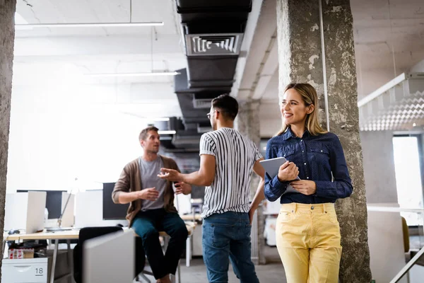 Una Lluvia Ideas Creativa Jóvenes Empresarios Felices Diseñadores Arquitectos Que — Foto de Stock