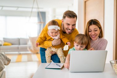 Coronavirus için karantina karantinasında sosyal mesafeler ve kendini izole etme