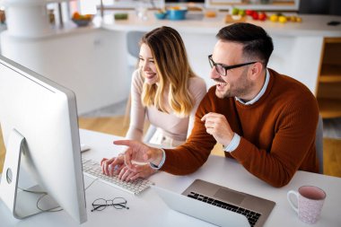 Ofiste çalışan başarılı iş ortakları. Teknoloji, iş adamları konsepti.