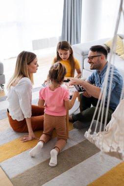 Mutlu aile eğleniyor, evde oynuyor.
