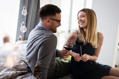 Birbirine aşık mutlu bir çift şarap içiyor ve romantik bir randevu yaşıyor.