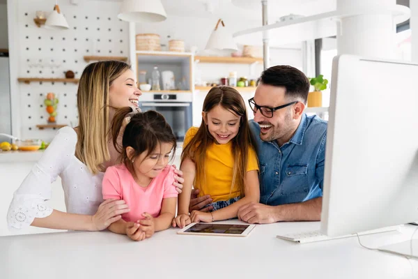 Sperrung Und Online Schule Technologiekonzept Eltern Helfen Kindern Beim Online — Stockfoto