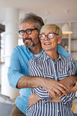 Son sınıf çifti evde gerçek duygularla kucaklaşıp kaynaşıyor.