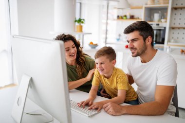 Ebeveynler evde online öğrenim gören çocuklara yardım ediyor. Çevrimiçi okul teknolojisi kavramını kilitle.