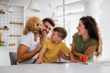 Ebeveynler evde online öğrenim gören çocuklara yardım ediyor. Çevrimiçi okul teknolojisi kavramını kilitle.