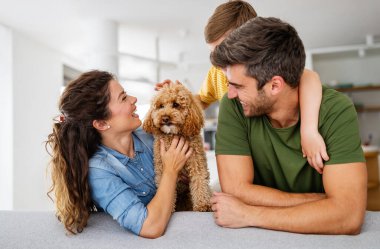 Mutlu genç aile eğleniyor, evde birlikte oynuyorlar. Mutlu çocukluk kavramı