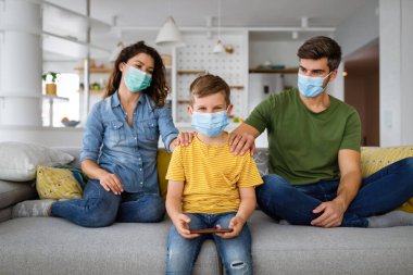 Küresel pandemi nedeniyle modern aile karantinada. Aile, ev yapımı konsept.