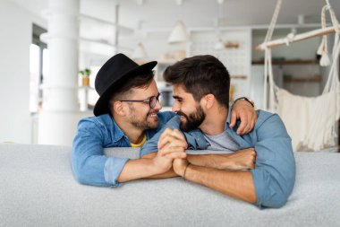 Aşık mutlu eşcinsel çift birlikte vakit geçiriyor. LGBT, homoseksüel insanlar konsepti.