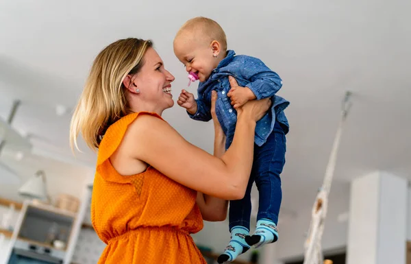 Lycklig Ung Mor Med Bedårande Småbarn Familj Föräldraskap Barndomsbegrepp — Stockfoto