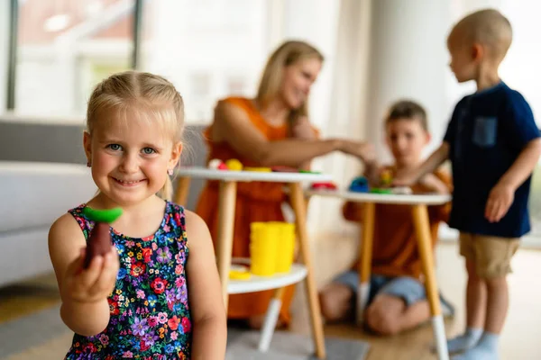 Familie Activiteiten Kinderkamer Vrouw Kinderen Die Samen Spelen Leuk Onderwijs — Stockfoto