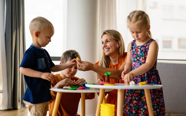Moeder Leert Kleuters Ambachtelijke Dingen Doen Familie Kinderen Onderwijs Geluksconcept — Stockfoto