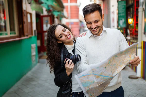 Turistas Casal Feliz Cidade Turística Com Mapa Pessoas Viagens Conceito — Fotografia de Stock