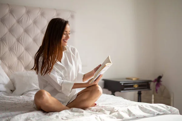 Красива Молода Жінка Розслабляє Читати Книгу Вихідних Вдома — стокове фото