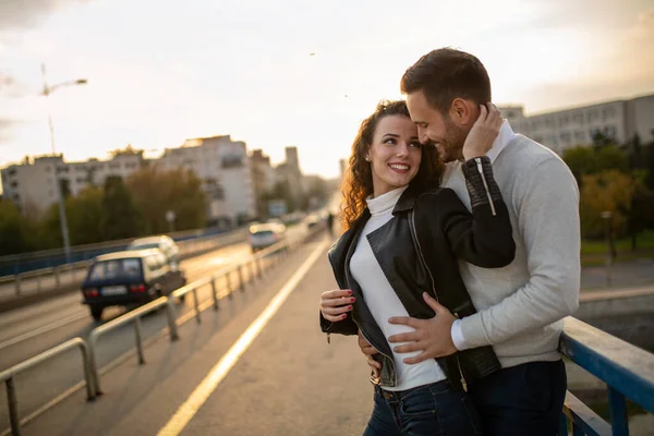 Feliz Pareja Joven Abrazando Riendo Cita Gente Besa Felicidad Concepto —  Fotos de Stock