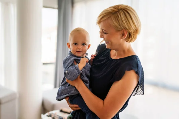 Joven Hermosa Madre Jugando Con Bebé Casa Familia Concepto Amor — Foto de Stock