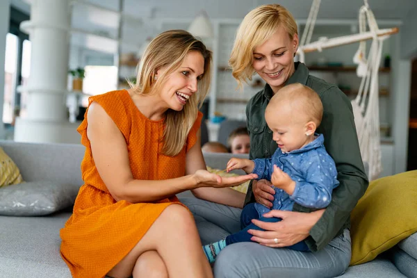 Feliz Pareja Homosexual Pasando Tiempo Junto Con Hija Adoptiva —  Fotos de Stock