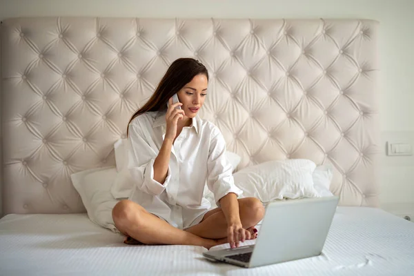 Mujer Joven Teniendo Una Mañana Relajante Casa Trabajo Tecnología Gente —  Fotos de Stock