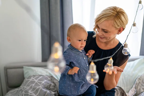 Joven Hermosa Madre Jugando Con Bebé Casa Familia Concepto Amor — Foto de Stock