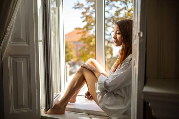 Belle Jeune Femme Sensuelle Relaxante Maison Fenêtre — Photo