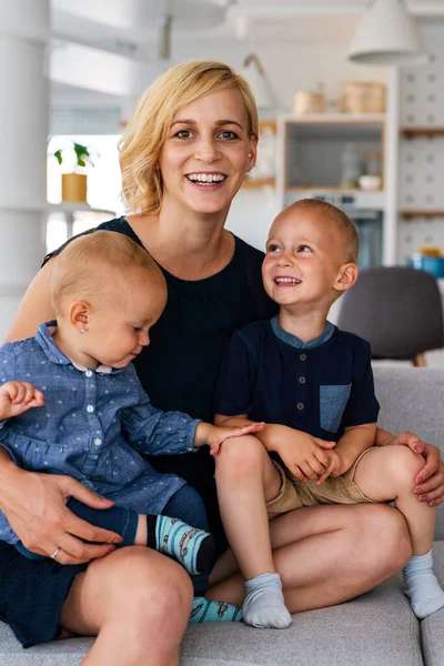Retrato Una Hermosa Madre Joven Sonriendo Felizmente Abrazando Sus Hijos —  Fotos de Stock