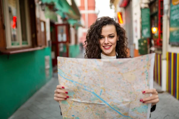 海外旅行中に場所マップ上の方向を検索する陽気な女性 旅行の概念 — ストック写真