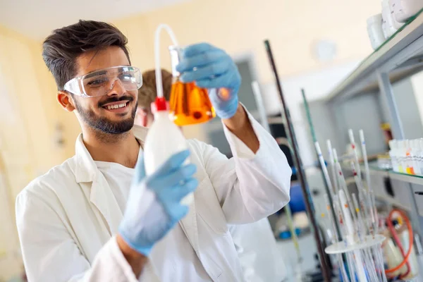 Junger Student Der Naturwissenschaften Der Labor Arbeitet Forschungsmenschen Konzept — Stockfoto