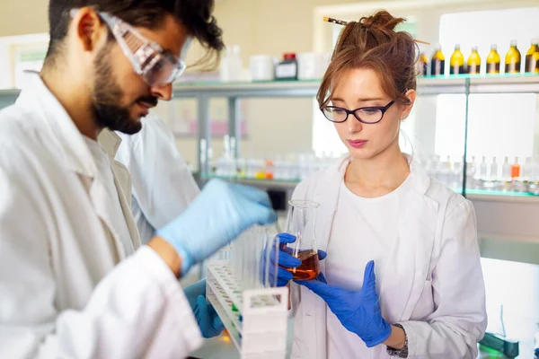 Seriöse Kliniker Untersuchen Chemische Elemente Labor Forschungsvirus Konzept — Stockfoto