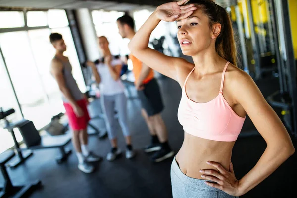Cansado Mulher Fitness Ajuste Descansando Após Treinamento Matutino Ginásio — Fotografia de Stock