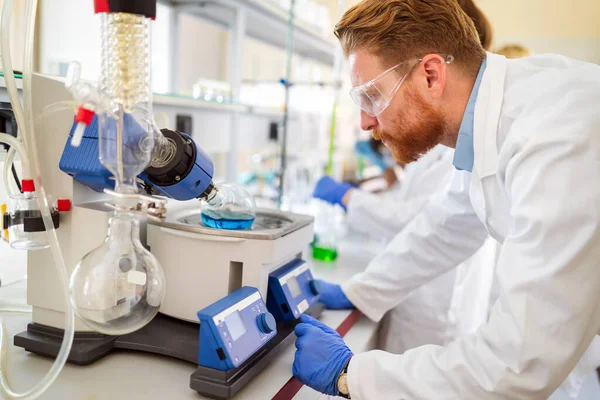 Joven Estudiante Científico Que Trabaja Laboratorio Concepto Investigación — Foto de Stock