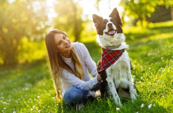 Glad Ung Kvinna Leker Med Sin Hund Parken Utomhus — Stockfoto