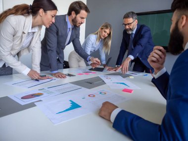 Bir grup iş adamı ofiste projeyi tartışıyor. Toplantı, takım çalışması konsepti.