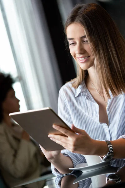 Happy Woman Manager Holding Tablet Zitten Restaurant — Stockfoto