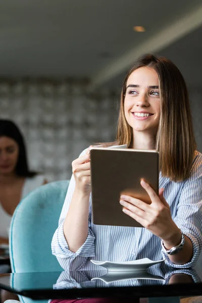 Atractiva Joven Empresaria Usando Una Tableta Digital Mientras Está Sentada —  Fotos de Stock