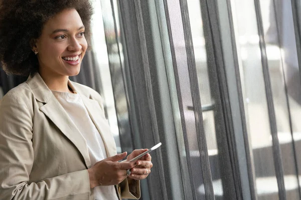 Belle Jeune Femme Affaires Noire Réussie Avec Smartphone Bureau — Photo