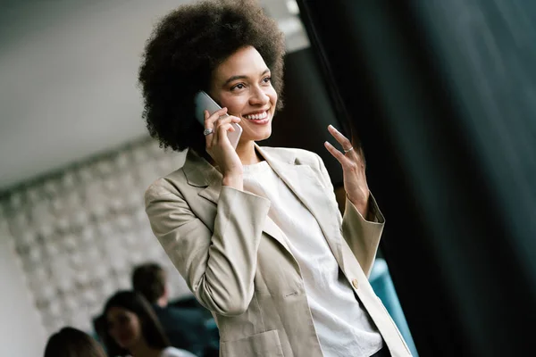 Mulher Negócios Muito Africana Americana Falando Seu Telefone Celular Prédio — Fotografia de Stock